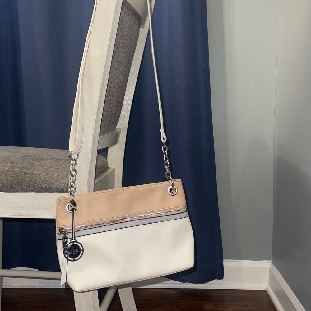 Nicole Miller New York Beige White Shoulder Bag Silver Chain Logo Charm - Picture 9 of 9